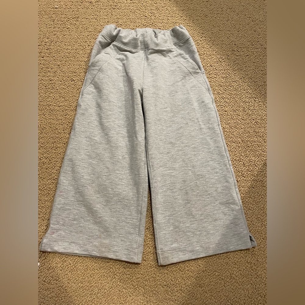 Cropped wide leg pants.